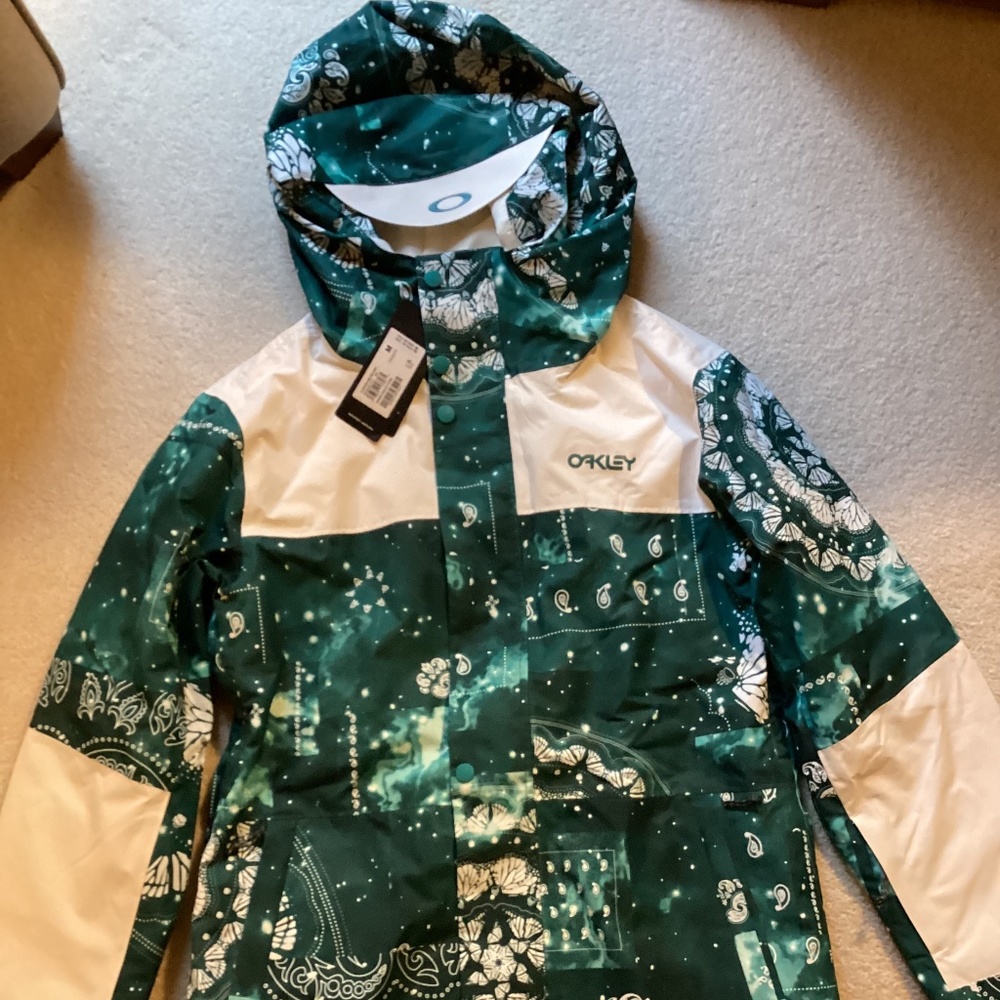Oakley snow jacket size medium